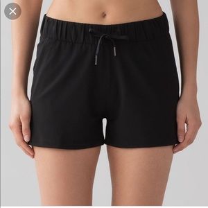 Lululemon On The Fly Shorts Black Sz 8